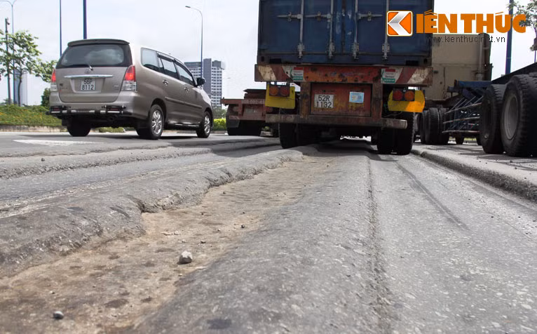 Có mặt tại đường Mai Chí Thọ sáng 13/7, PV Kiến Thức ghi nhận đoạn gần giao lộ Mai Chí Thọ - Nguyễn Thị Định xuất hiện nhiều vệt bánh xe hằn sâu trên mặt đường.