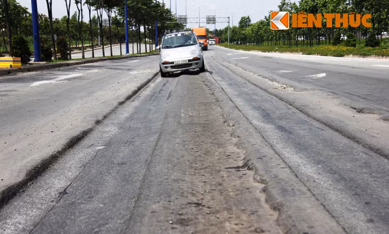 Một chiếc ô tô chạy với tốc độ nhanh và khi phát hiện mặt đường sụp lún đã chao đảo tay lái suýt gây tai nạn. Thông tin mới nhất Kiến Thức nhận được, Sở GTVT TP đã đề nghị Ban quản lý đầu tư xây dựng công trình giao thông đô thị thành phố khẩn trương sửa chữa mặt đường Mai Chí Thọ trong tháng 7.