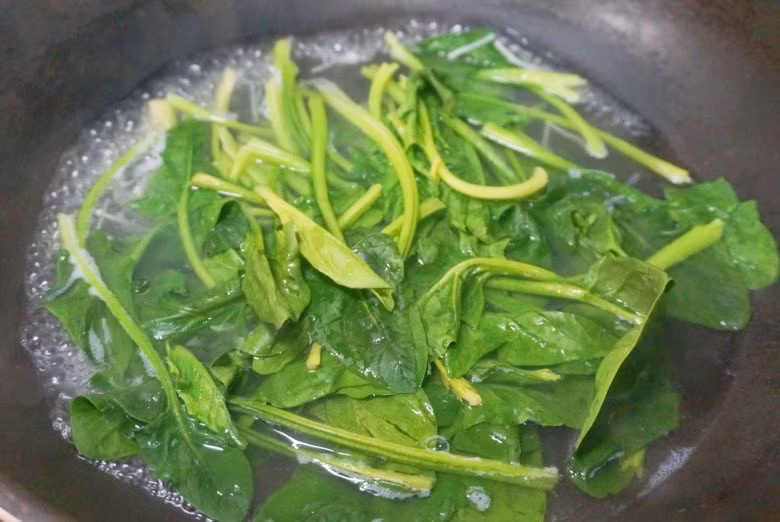 Loai rau re tien lai sieu bo duong, dung luoc hay xao-Hinh-3