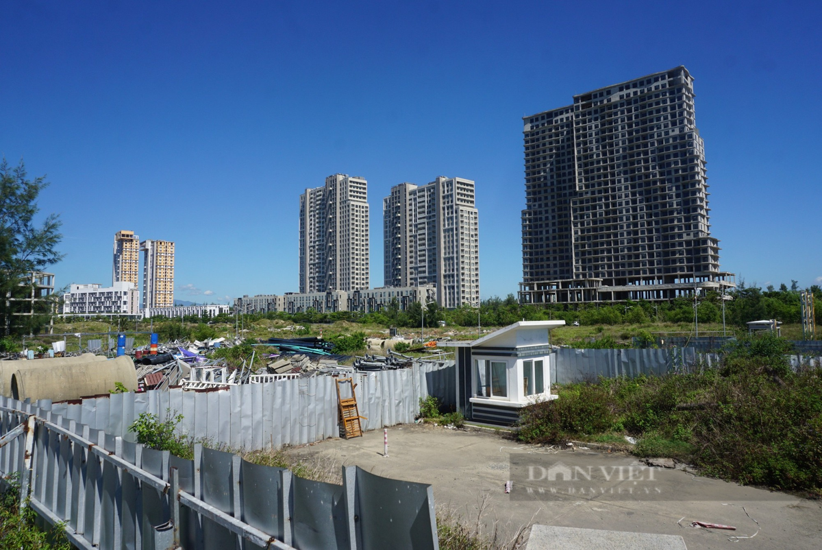 Ghi nhận của PV Dân Việt, hiện dự án Cocobay Đà Nẵng rơi vào tình trạng “đắp chiếu”, nhiều hạng mục đang thi công dang dở bỏ hoang, các hạng mục đã hoàn thiện thì đóng cửa.