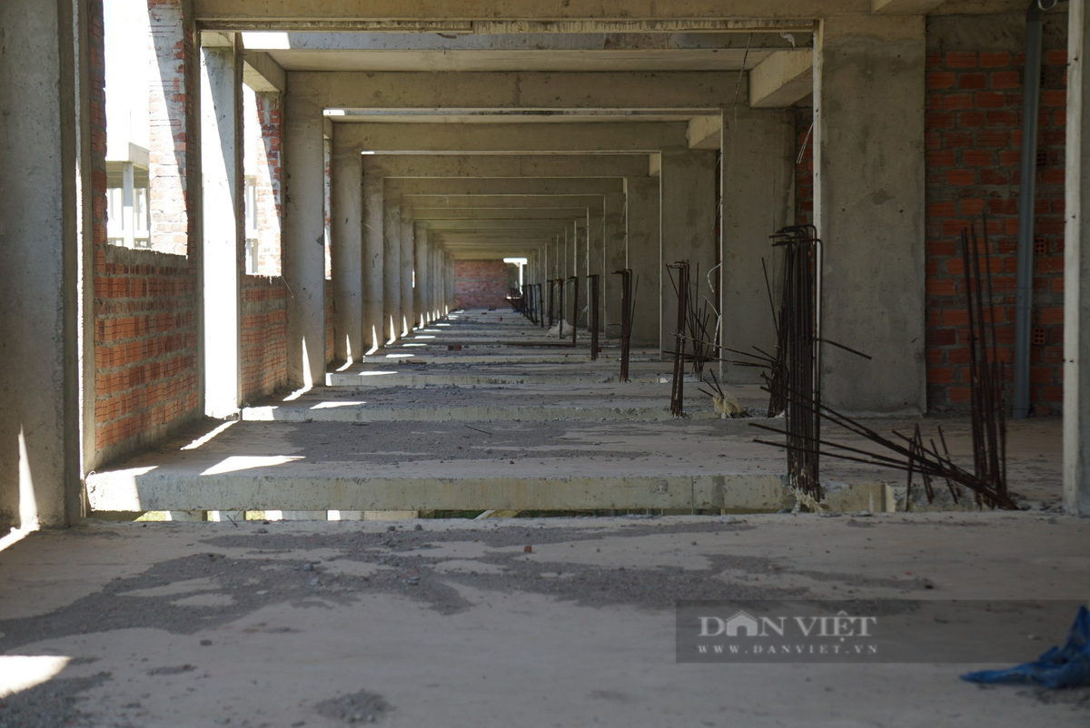 Nhiều công trình xây dựng gần hoàn thiện phần thô rồi bỏ không nhiều năm nay, hệ thống sắt thép gỉ rét theo thời gian.