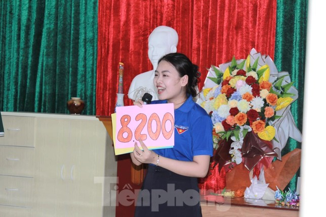 Đoàn viên, thanh niên chia sẻ cho các bạn nhỏ cách phòng chống xâm hại.