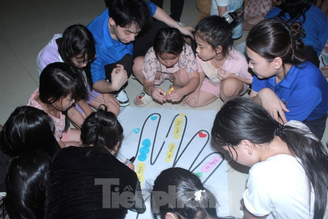 Đồng thời, các bạn đoàn viên thanh niên còn truyền đạt những nội dung: phân biệt vùng động chạm an toàn và không an toàn của cơ thể; không cho người khác chạm vào vùng nhạy cảm; không chạm vào vùng nhạy cảm của người khác; tránh xa người lạ mặt; không cho người lạ mặt vào nhà; một số cách tự vệ bản thân…