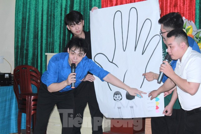 Tại buổi tuyên truyền, các em nhỏ được trang bị kiến thức, kỹ năng phòng chống xâm hại tình dục trẻ em như dạy trẻ em giao tiếp theo quy tắc 5 ngón tay; tìm hiểu những biến đổi cơ thể khi đến tuổi dậy thì; tránh xa những người lạ mặt cố làm thân…