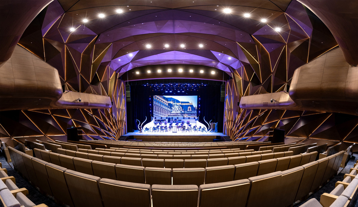 Hệ thống âm thanh gồm hệ thống loa Array và loa Constellation, nằm chìm trong tường, vòm, được thiết kế cách điệu hình lá lúa với các lỗ nhỏ như tổ ong, giúp khán giả tận hưởng âm thanh ở mọi góc.