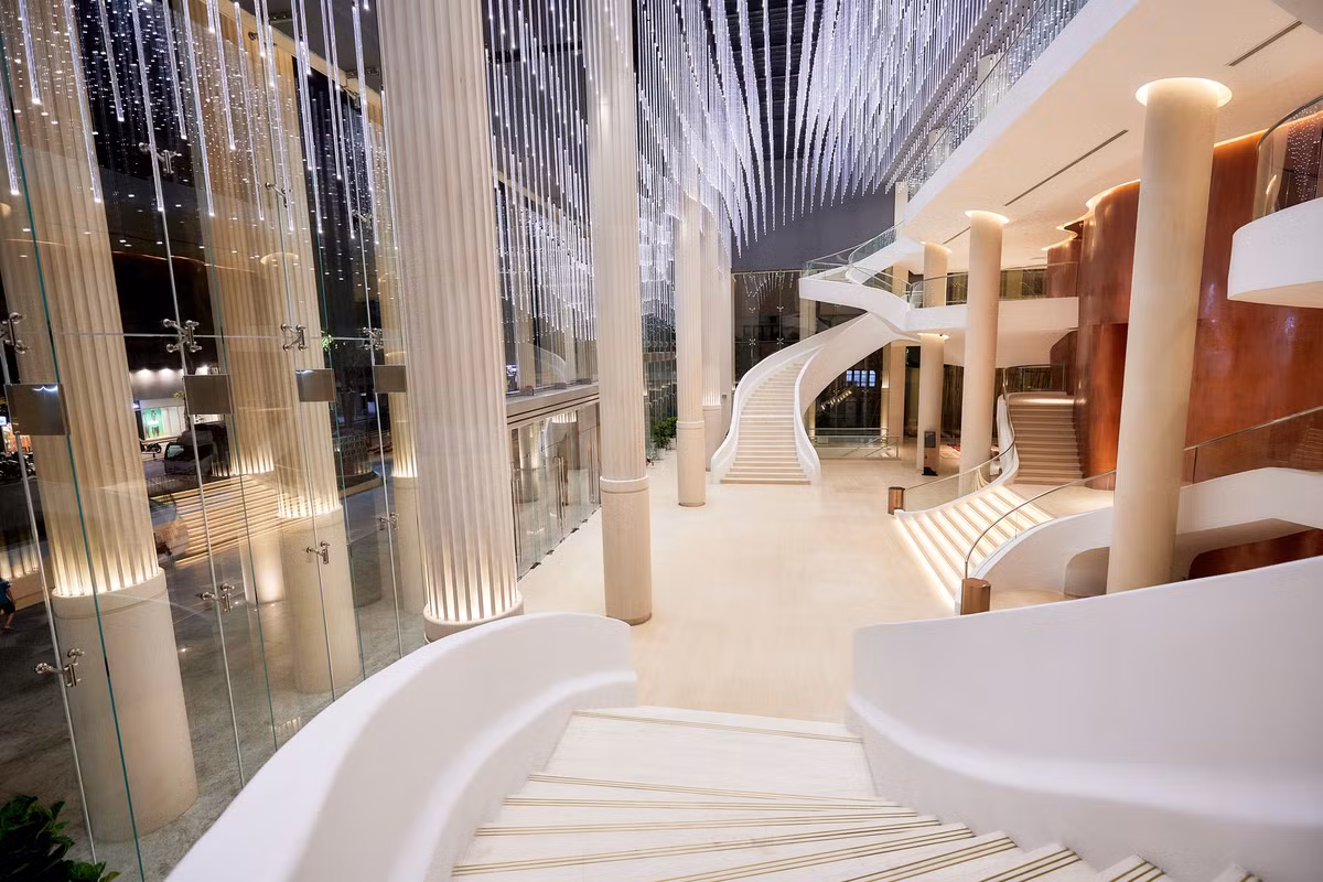 Từng chi tiết thiết kế của hệ mái sảnh và nội thất bên trong nhà hát lại tái hiện một phần lịch sử của dân tộc Việt Nam qua những hoa văn truyền thống biểu trưng cho văn hóa Việt như mặt trời, chim hạc, trống đồng Đông Sơn, các nhạc cụ dân tộc...