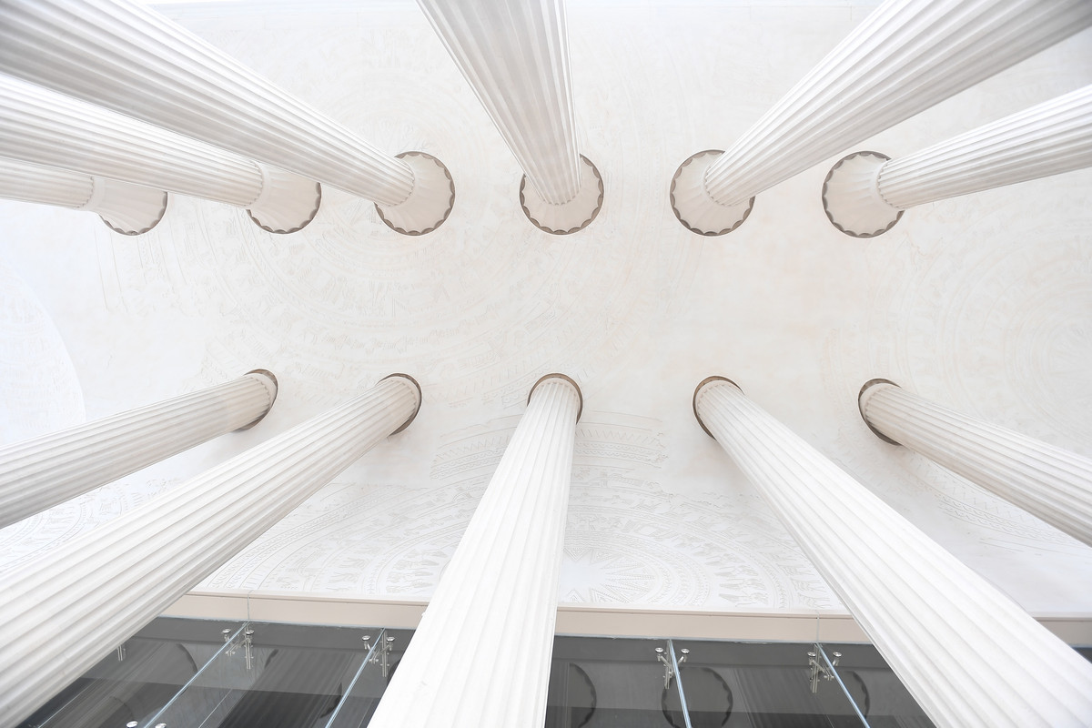 Điểm nhấn kiến trúc châu Âu xưa toát lên sự sang trọng và lộng lẫy từ 52 cột đá nguyên khối, được nhập khẩu trực tiếp từ Tây Ban Nha, cùng các khối mặt kính và mái vòm bao bọc tòa nhà.