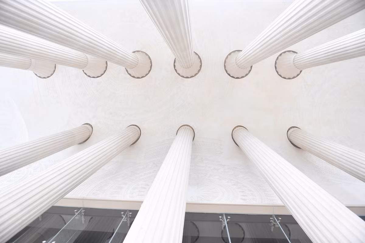 Điểm nhấn kiến trúc châu Âu xưa toát lên sự sang trọng và lộng lẫy từ 52 cột đá nguyên khối, được nhập khẩu trực tiếp từ Tây Ban Nha, cùng các khối mặt kính và mái vòm bao bọc tòa nhà.