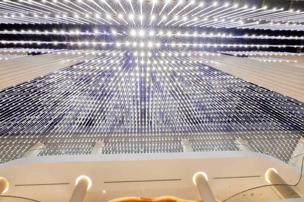 Sảnh chính của nhà hát lấy ý tưởng bầu trời đầy sao đêm, với 3.000 bóng đèn led thả xuống từ trần nhà.