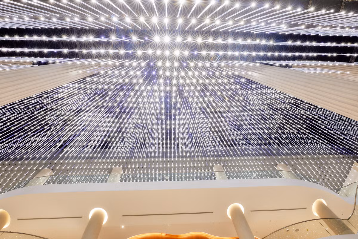 Sảnh chính của nhà hát lấy ý tưởng bầu trời đầy sao đêm, với 3.000 bóng đèn led thả xuống từ trần nhà.