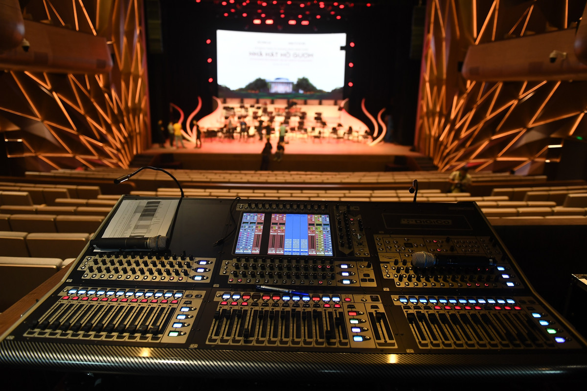 Nhà hát hồ Gươm là nhà hát đầu tiên tại Việt Nam được cung cấp loại máy móc thiết bị đạt tiêu chuẩn quốc tế, có khả năng đáp ứng đa dạng yêu cầu trình diễn của nhiều loại hình nghệ thuật, từ opera, nhạc giao hưởng, nhạc kịch, cho tới biểu diễn âm nhạc hiện đại, hội thảo, show truyền hình...