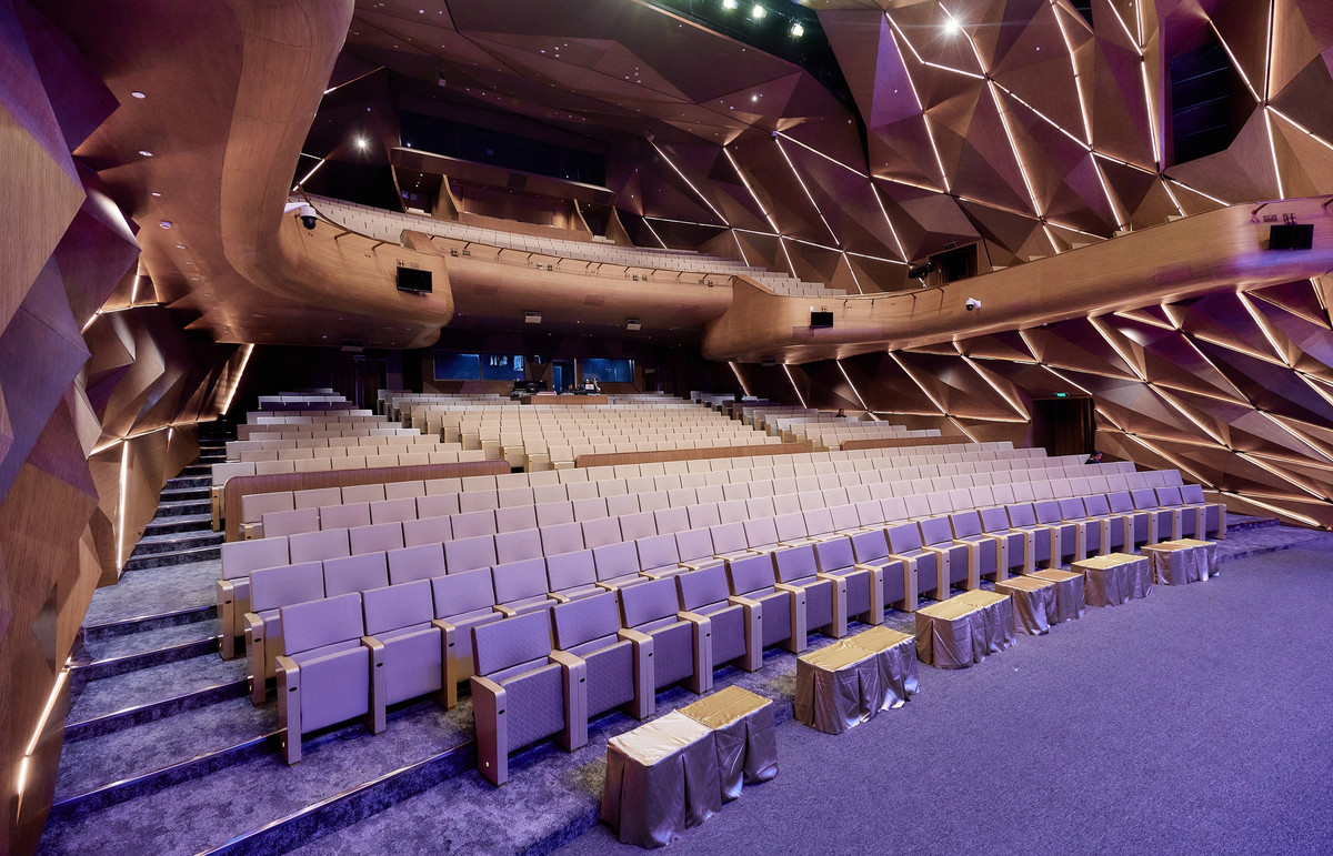 Khán phòng lớn có sức chứa 900 khách và khán phòng nhỏ 500 khách. Không gian khán phòng lớn được trang trí cách điệu hình ảnh bông lúa quen thuộc, trong khi khán phòng nhỏ được thiết kế như một bông hoa đang nở với đường nét là những sóng âm lan tỏa