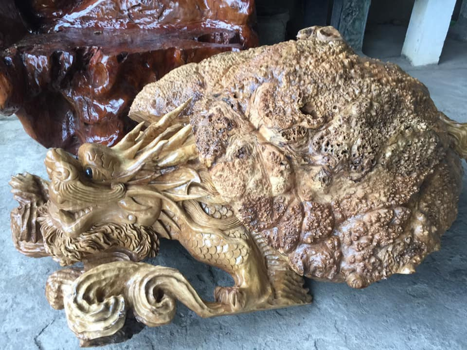 Điều này có nghĩa gỗ nu là một tên gọi thông dụng cho một loại gỗ đặc biệt được tạo nên từ phần mắt gỗ, bướu gỗ của những cây cổ thụ có tuổi đời hàng trăm năm. Gỗ nu có vân giống như những cánh hoa và màu sắc tự nhiên rất đẹp khác biệt so với cây gỗ chủ.