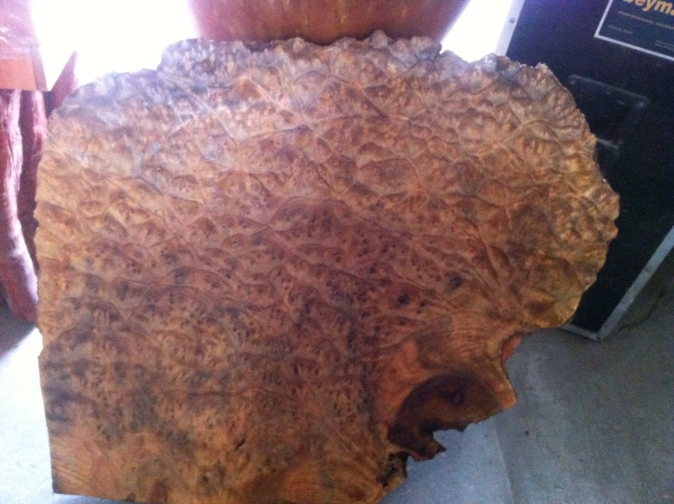 Tại Việt Nam, cây gỗ Hương được xếp vào nhóm những loại gỗ quý hiếm như: trắc, gỗ sưa, gỗ cẩm. Cây gỗ Hương thường được trồng nhiều ở các tỉnh: Tây Nguyên, Nam Bộ, Gia Lai, Đắk Lắk, Kon Tum, Phú Yên, Đồng Nai, Tây Ninh.