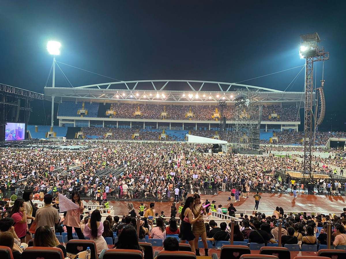Bên trong sân vận động Mỹ Đình cũng sáng đèn, đầy ghế chờ bốn thành viên nhóm BlackPink xuất hiện.