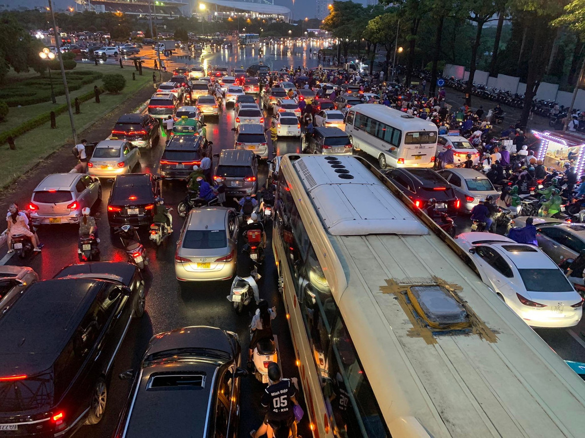 Giao thông hỗn loạn, cảnh xe máy tạt đầu ôtô, người đi bộ tranh nhau di chuyển khiến nhiều người lo ngại.