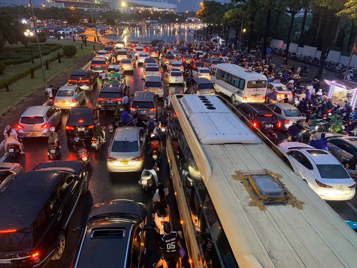 Giao thông hỗn loạn, cảnh xe máy tạt đầu ôtô, người đi bộ tranh nhau di chuyển khiến nhiều người lo ngại.