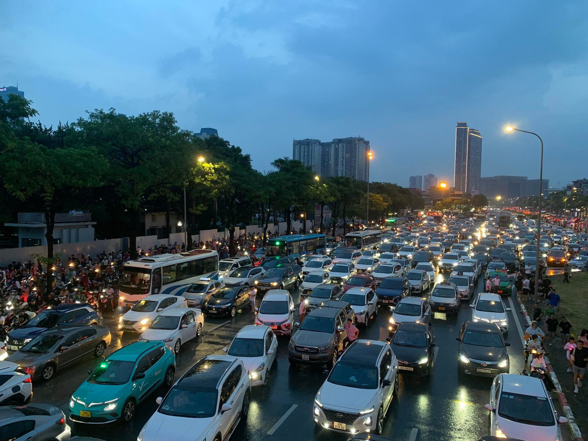 Sau trận mưa lúc 17h20, giao thông trên đường Lê Quang Đạo, trước cổng sân vận động Mỹ Đình, Hà Nội (nơi tổ chức show diễn BlackPink) ùn tắc nghiêm trọng.