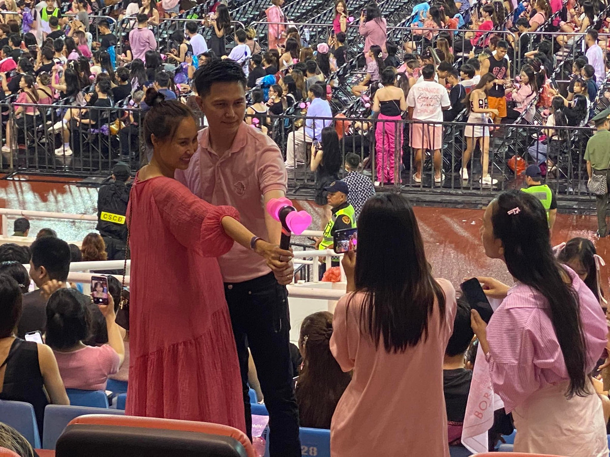 Khán giả tranh thủ check-in trong sân vận động Mỹ Đình trước giờ diễn.