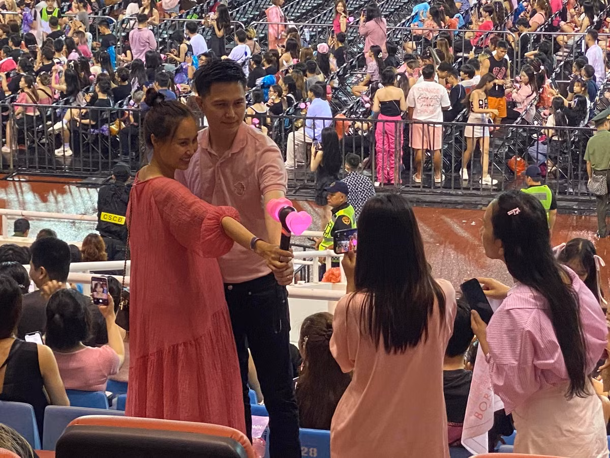 Khán giả tranh thủ check-in trong sân vận động Mỹ Đình trước giờ diễn.