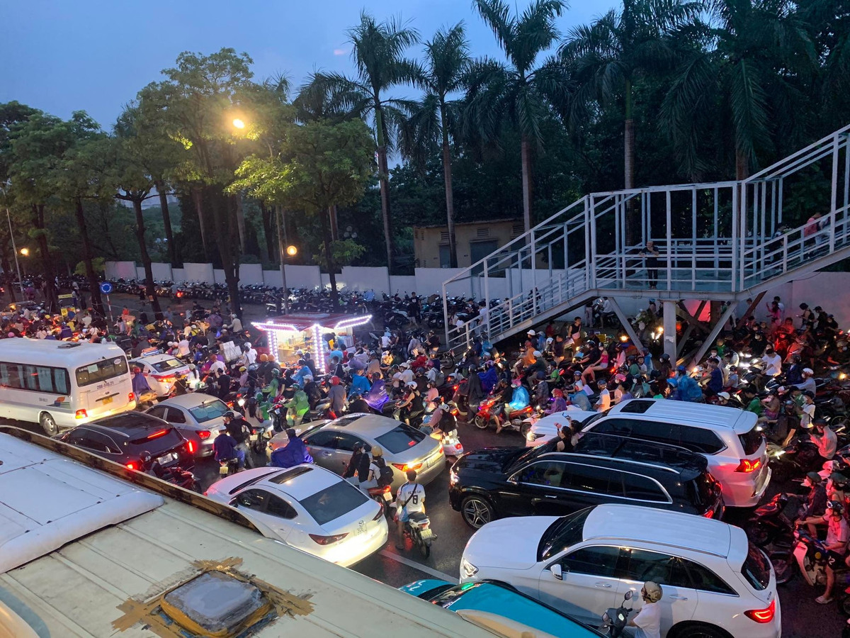 Nhiều tài xế dừng xe, ra bên ngoài đợi. Anh Hải Nam (sinh năm 1978, Thanh Hóa) chia sẻ: “Tắc đường là 'đặc sản' của Mỹ Đình mỗi lần tổ chức sự kiện ở sân vận động quốc gia. Tôi lường trước được tình huống này nhưng vẫn khá sốt ruột khi hàng xe ngày càng ùn dài và nhích từng cm, có khi đứng im hàng chục phút”.