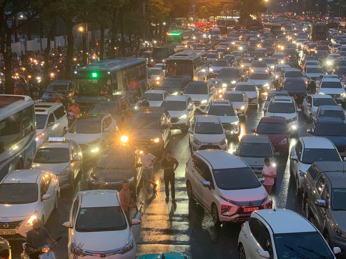 Hiện, lực lượng chức năng tích cực hỗ trợ phân làn, điều tiết giao thông nhưng tình trạng tắc đường chưa cải thiện. Tình trạng giao thông trên đường Lê Quang Đạo trước cổng sân vận động Mỹ Đình hỗn loạn diễn ra được hơn một giờ, trong khi đường đối diện di chuyển khá thông thoáng.