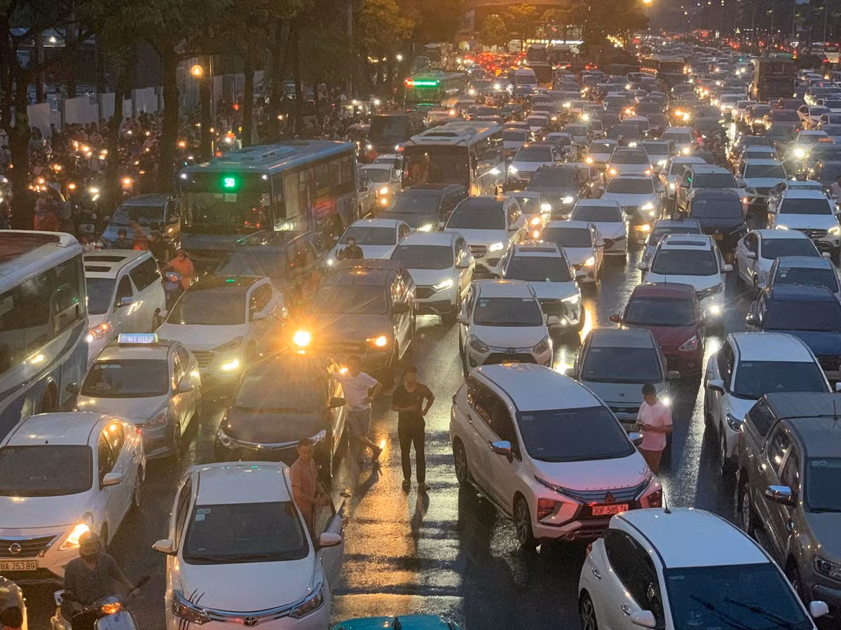 Hiện, lực lượng chức năng tích cực hỗ trợ phân làn, điều tiết giao thông nhưng tình trạng tắc đường chưa cải thiện. Tình trạng giao thông trên đường Lê Quang Đạo trước cổng sân vận động Mỹ Đình hỗn loạn diễn ra được hơn một giờ, trong khi đường đối diện di chuyển khá thông thoáng.