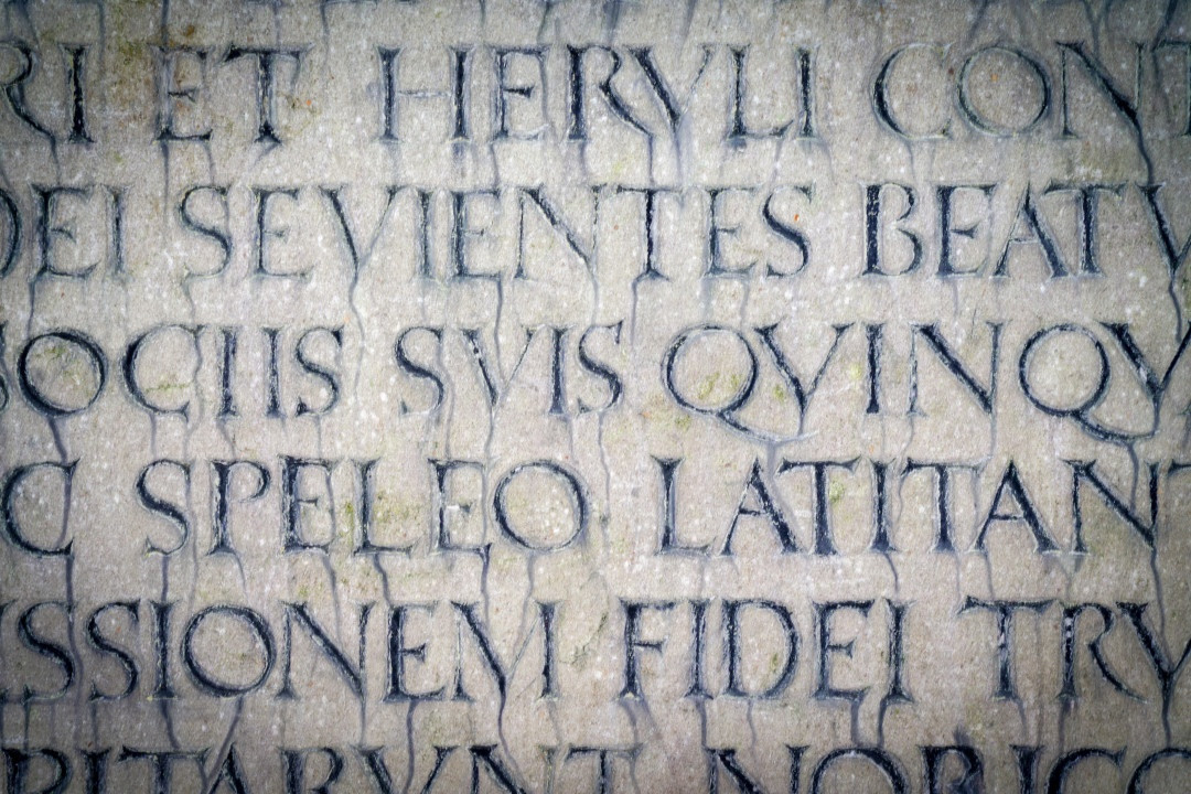 Bảng chữ cái La Mã: Ảnh hưởng của nó lớn đến mức ngay cả những ngôn ngữ không có nguồn gốc từ tiếng Latin như tiếng Anh hoặc tiếng Đức cũng sử dụng bảng chữ cái La Mã. Bên cạnh đó, chính người dân đế chế La Mã đã tiếp thu bảng chữ cái Hy Lạp và phát triển thành chữ Latin, cơ sở cho nhiều ngôn ngữ khác như tiếng Pháp, tiếng Tây Ban Nha và tiếng Bồ Đào Nha... Ảnh: Shutterstock.