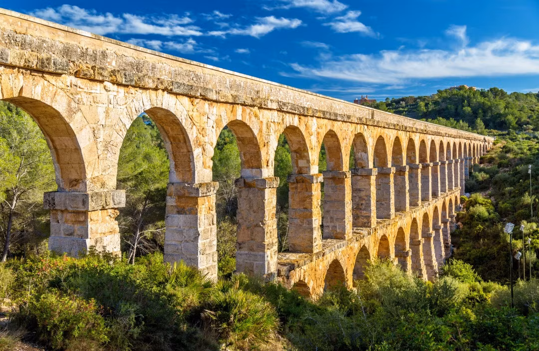 Cống dẫn nước: Người La Mã không phải cha đẻ của mái vòm, nhưng họ chắc chắn là những người thợ điêu luyện trong quá trình hoàn thiện chúng. Khi xưa, các cống dẫn nước được xây dựng để chuyển nước vào các thành phố. Ngày nay, nhiều cống dẫn nước còn sót lại từ thời La Mã được giữ gìn tốt, thậm chí vẫn có thể sử dụng được. Ảnh: iStock.