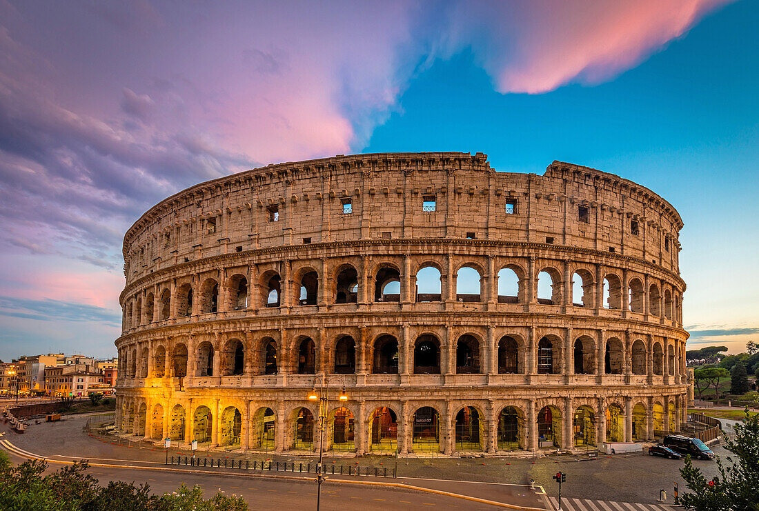 Nằm tại trung tâm của Rome (Italy), Đấu trường La Mã trở thành một trong những biểu tượng trường tồn nhất của đế chế La Mã và lọt top 7 kỳ quan của thế giới mới. Công trình này được khởi công dưới thời kỳ của hoàng đế Vespasian vào năm 72 SCN và chính thức hoàn thành vào năm 80. Ngày nay, nơi đây là địa điểm quen thuộc để tổ chức các sự kiện lớn. Ảnh: lookphotos.