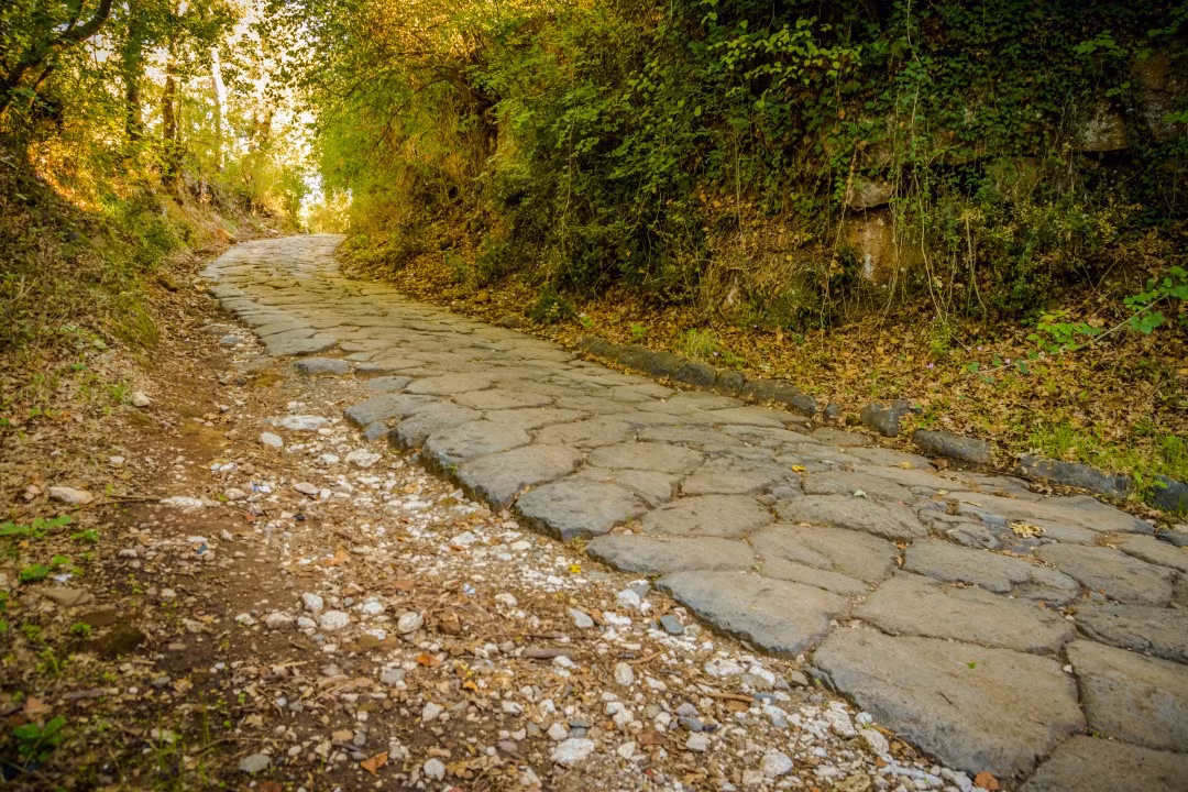 Đường bộ: ''Mọi con đường đều dẫn đến thành Rome'', câu nói nổi tiếng này có lẽ đã đủ để hình dung ra mạng lưới khổng lồ các con đường dẫn về Rome cũng như độ bền bỉ của chúng. Đến nay, nhiều con đường do người La Mã để lại vẫn còn nguyên vẹn, được xem là thành tựu vĩ đại của đế chế khổng lồ. Ảnh: Shutterstock.
