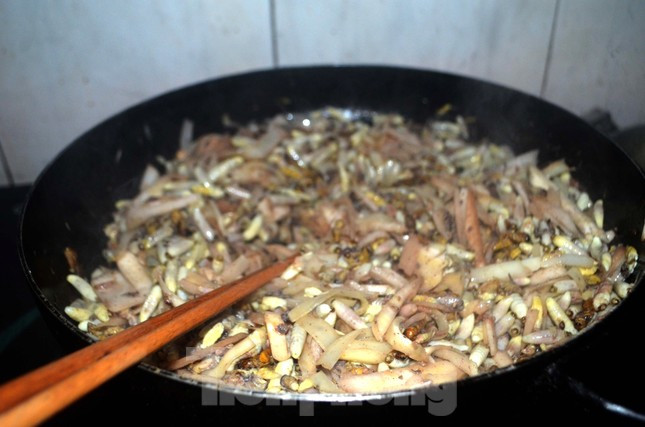 Đối với nhộng ong vàng, người dân thường đem về rang với lá chanh hoặc xào nấu với lá tía tô, xào măng chua,... Ngoài ra còn có thể chế biến thành các món như nhộng ong chiên giòn, nhộng ong trộn xoài, nhộng ong xào ngô….