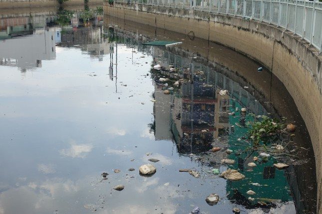 O nhiem tai xuat tren nhung con kenh vua duoc cai tao nghin ty o TPHCM-Hinh-7