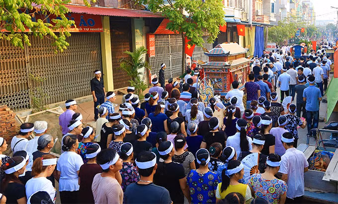 Tùy theo từng vùng miền, tang lễ của người Việt gồm nhiều nghi lễ truyền thống được lưu truyền qua nhiều thế hệ. Trong số này, các nghi lễ phổ biến gồm: tắm rửa, thay y phục cho người quá cố, chuẩn bị quan tài (trừ tà - phạt mộc, khâm liệm - nhập quan, kê quan tài - thiết linh sàng)...