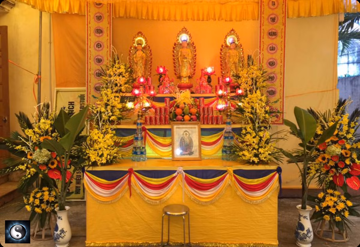 Tiếp đến, cây chuối là loài cây gần gũi, đóng vai trò quan trọng trong đời sống tâm linh, tín ngưỡng ở vùng đồng bằng cũng như miền núi. Đặc biệt, trong văn hóa của các dân tộc Tày, Nùng, cây chuối là một trong những thứ không thể thiếu trong tang lễ. Thân, cành lá, hoa chuối dùng để trang trí bàn thờ, để làm đồ cúng như hình ảnh ngôi nhà tượng trưng, hình các con vật quen thuộc... Ảnh:Tangle.vn.