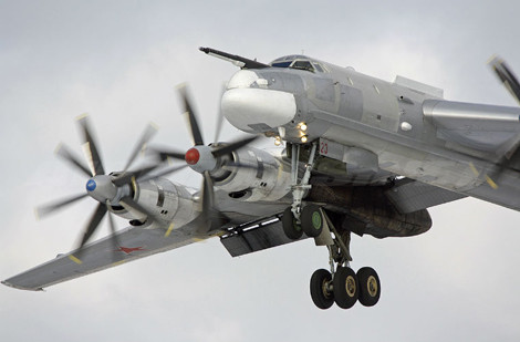 Tu-95 trang bị 4 động cơ tuốc bin cánh quạt Kuznetsov NK-12M kết cấu 2 cánh quạt quay ngược chiều nhau mỗi động cơ cho tốc độ ngang ngửa máy bay phản lực cận âm - 920km/h.