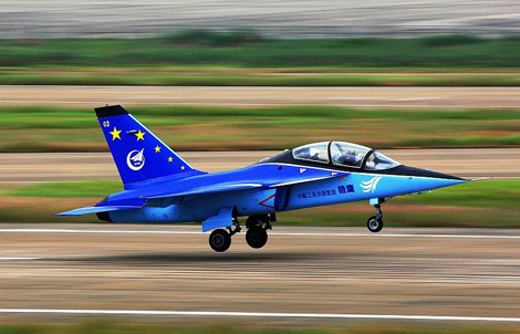 Máy bay huấn luyện chiến đấu phản lực siêu âm Hồng Du L-15.