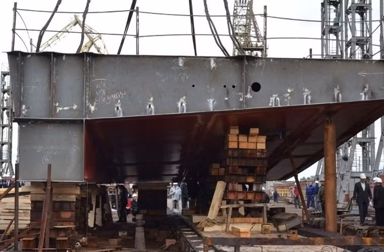 Việc khởi đóng tàu ở nhà máy STX diễn ra vào ngày 1/2/2012, còn ở nhà máy Nga là vào tháng 10/2012.