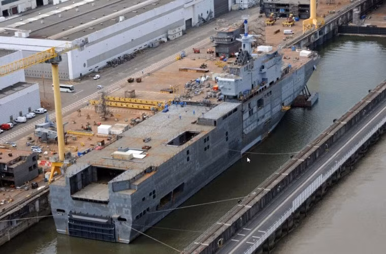 Tàu đổ bộ khổng lồ Mistral mang tên Vladivostok chính thức thành hình. Theo thông số kỹ thuật, con tàu có lượng giãn nước rỗng 16.500 tấn, toàn tài 21.300 tấn, dài 199m, rộng 32m, mớn nước 6,3m.