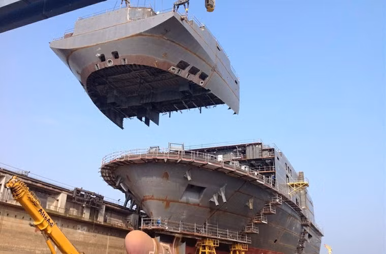 Hệ thống cần cẩu khồng lổ ở nhà máy STX Pháp đang lắp phần mũi tàu.