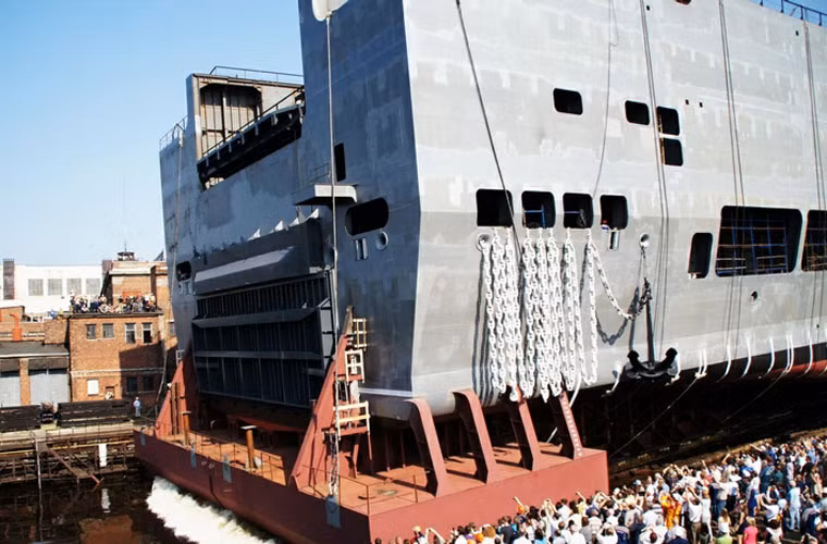 Cảnh hạ thủy nửa đuôi tàu.