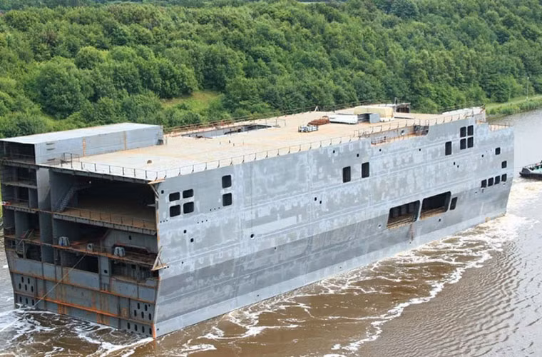 Phần đuôi tàu Mistral trên đường được tàu kéo lai dắt từ Nga sang Pháp.