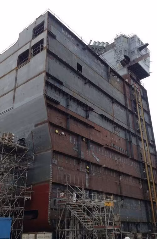 Còn đây là nửa trước tàu cùng kiến trúc thượng tầng tại nhà máy STX.