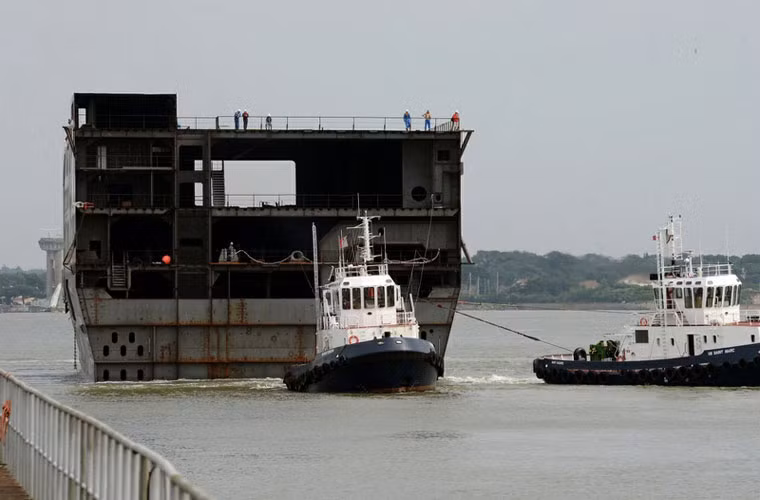 Sau khi hoàn thiện nửa đuôi, phía Nga đã tiến hành lai dắt tới Pháp để thực hiện công đoạn lắp ráp cuối cùng.