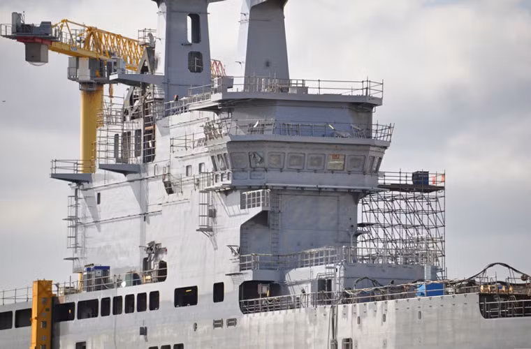 Phần kiến trúc thượng tầng tiếp tục được hoàn thiện.