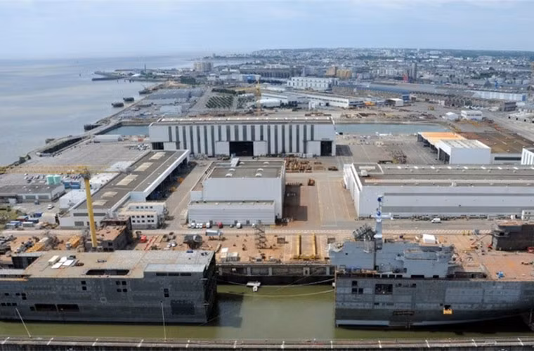 Hai nửa thân tàu đổ bộ khổng lồ Mistral chuẩn bị “kết nối” tại nhà máy STX Pháp.