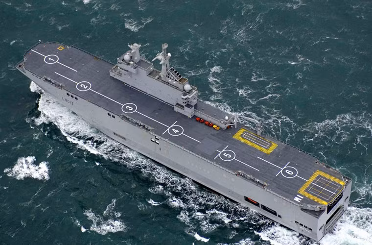 Tàu đổ bộ tấn công Vladivostok dự kiến sẽ được trang bị cho Hạm đội Thái Bình Dương, Hải quân Nga. Con tàu sẽ có khả năng mang được tới 14 trực thăng hải quân (8 chiếc chiến đấu Ka-52K và 4 trực thăng Kamov Ka-29TB/P), chưa kể nó chở được tiểu đoàn lính thủy đánh bộ và hàng chục xe thiết giáp lội nước.