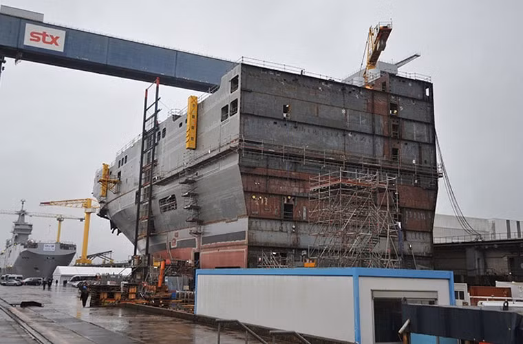 Phần nửa trước tàu đổ bộ Vladivostok được thi công tại nhà máy STX Pháp.