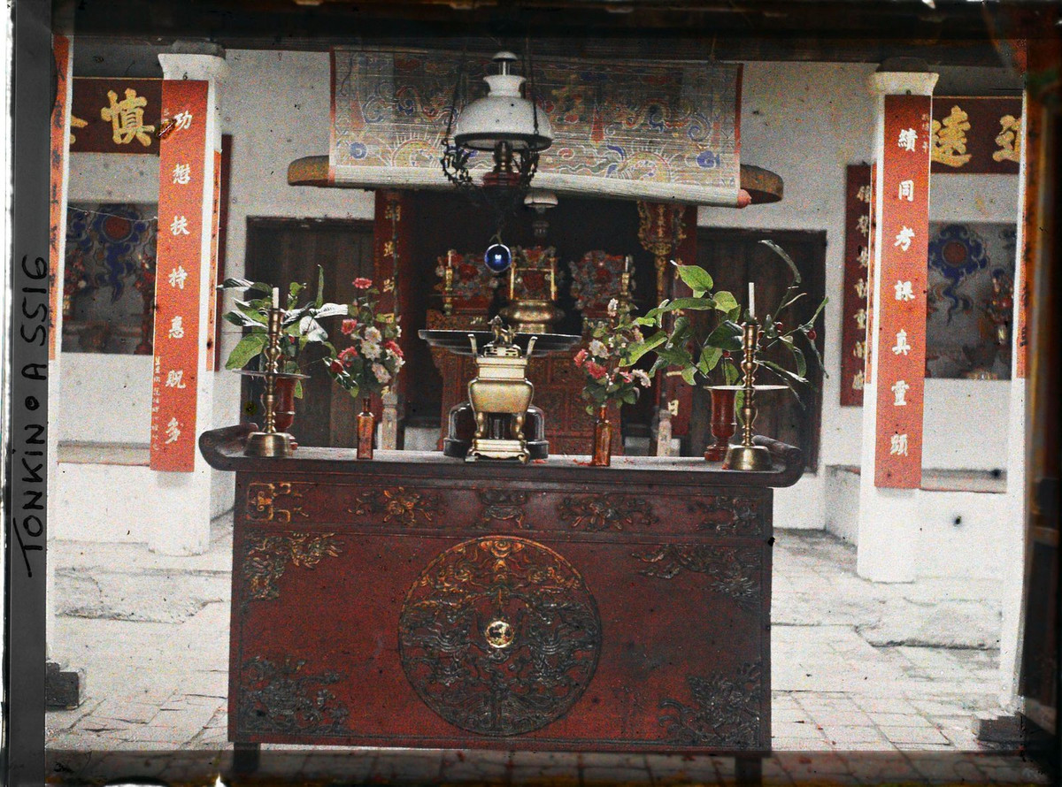 Bàn thờ của một đền chùa, 1915.