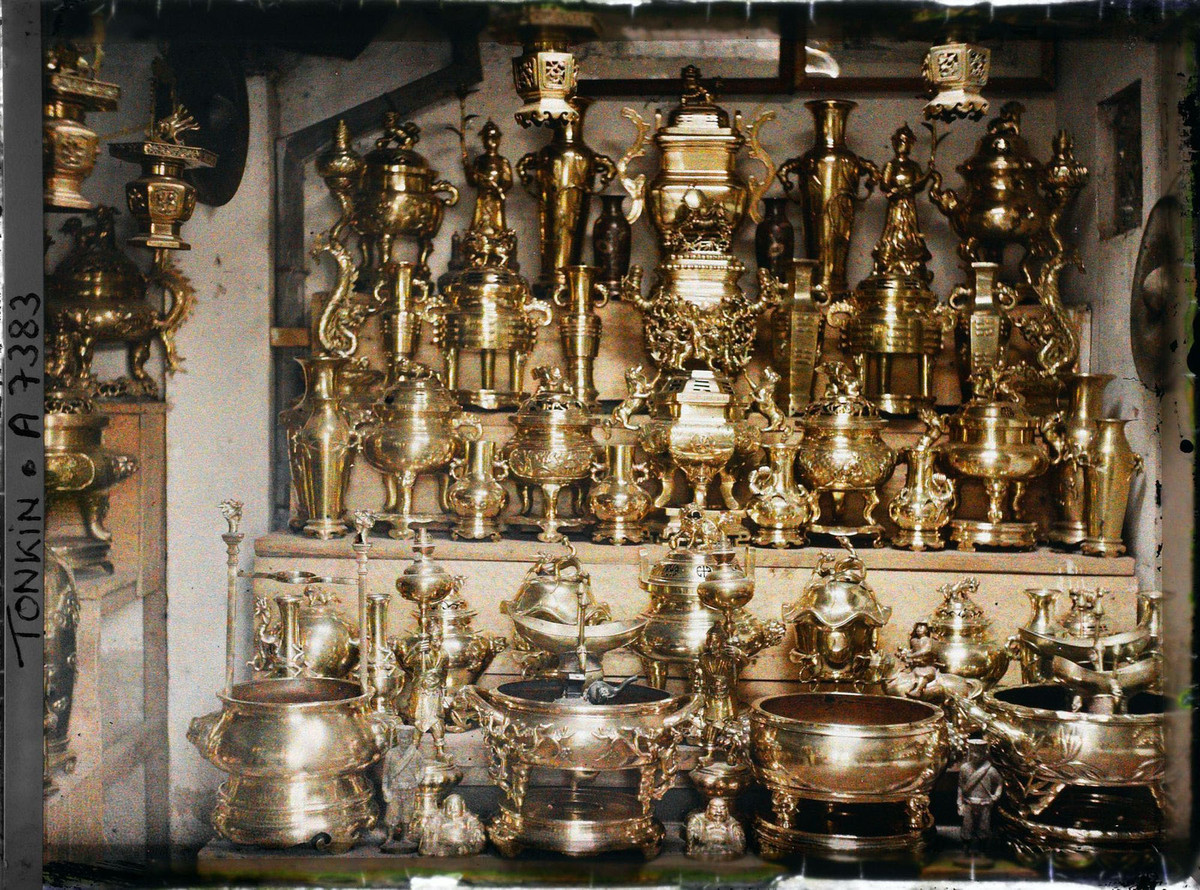 Các vật phẩm bày bán trong cửa hàng đồ đồng, 1915.